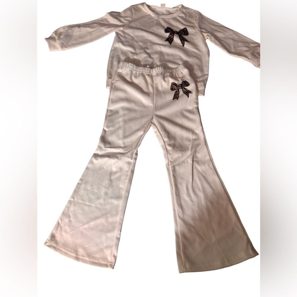 SHEIN Cream Kids Set with Leopard Bow Accents